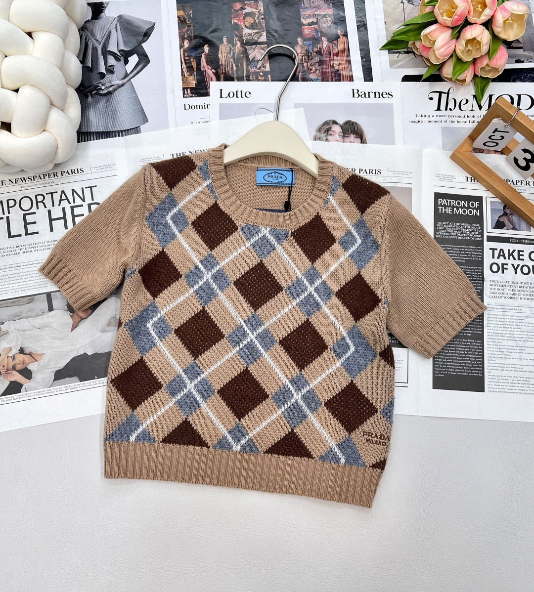 NO:472701,Prada2025 new diamond knitted short sleeves, customized YB wool yarn wool yarn, delicate texture, soft and comfortable round neck short sleeve knitted top cut, neckline cuffs spiral edging, delicate and soft, large body light gray and black and white diamond pattern contrasting color on the chest, college style adds youthful atmosphere, letter logo embroidery embroidery embellishes the hem, highlights the brand tone, literary and artistic color matching shows British style, essential outfits for dates and commuting, customized face accessories, complete three standards, large-scale goods, size sml code,,prada, T-shirt,alexander wang19860909Prada2025新款菱格针织短袖,定制YB羊毛纱线织造 质感细腻 柔软舒适 圆领短袖针织上衣剪裁 领口袖口螺旋纹包边 细致柔软 大身浅灰色与胸前黑白菱形图案撞色 学院风增加青春气息 字母徽标刺绣点缀于衣摆 彰显品牌调性 文艺感配色尽显英伦风情 约会通勤必备穿搭 定制面辅料,三标齐全,大货出 尺码sml 编码,,prada,T-shirt,alexander wang,Women's clothing