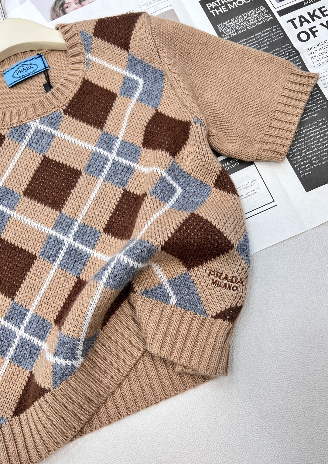 🆕Prada新款菱格针织短袖，定制YB羊毛纱线织造 质感细腻 柔软舒适 圆领短袖针织上衣剪裁 领口袖口螺