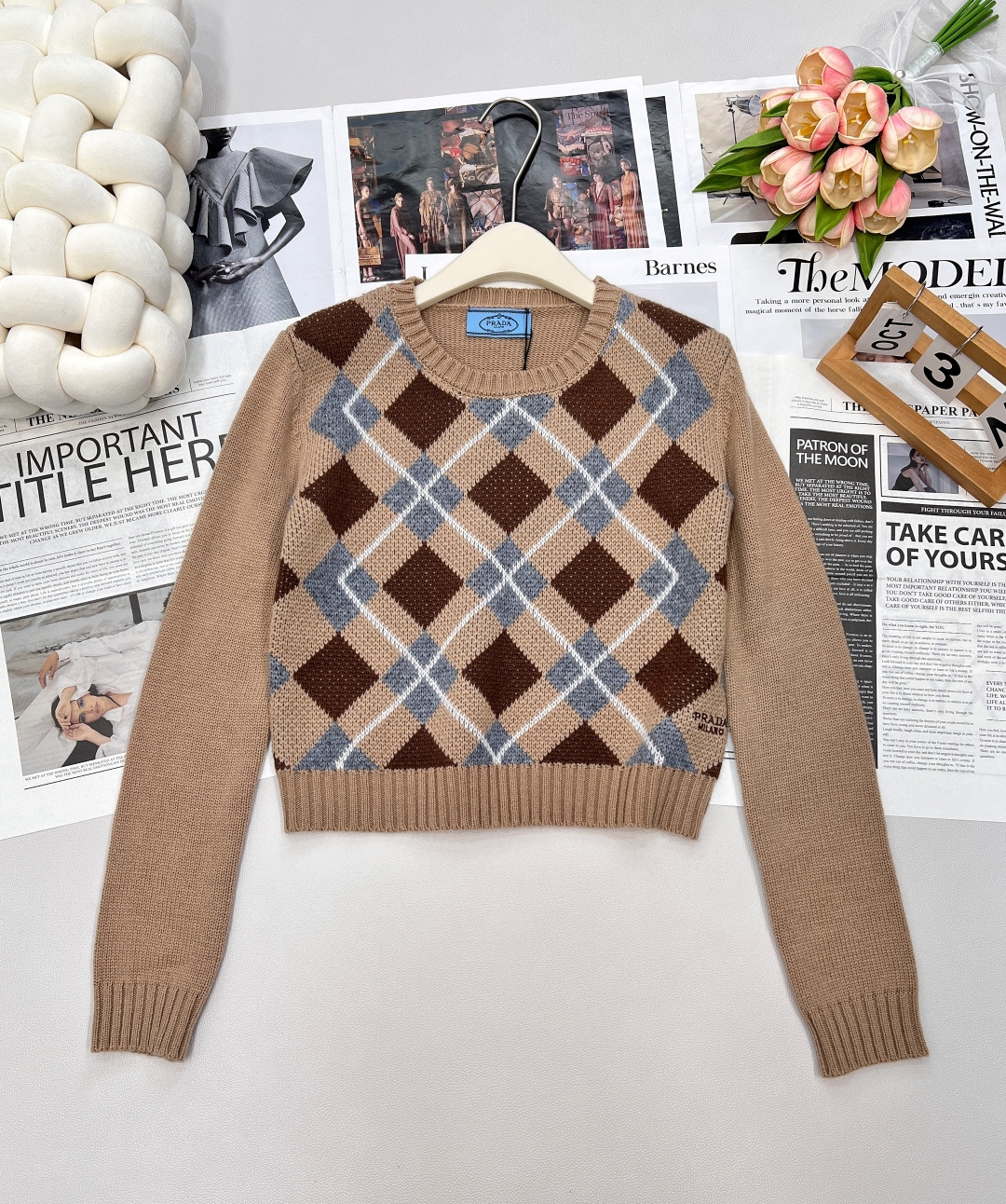 NO:472707,Prada25Fw early autumn new color-blocked diamond-hanging hair logo sweater丨Exclusive yb development!  High-end production!  I'll identify my coloring system!  The wool yarn is soft and glutinous!  The texture is invincible!  A fashionable girl with age-reducing temperament must be included!  Fashionable personality!  Advanced style with elegant and lazy style. The style is versatile and not picky. The three standards are complete, and the large-scale products are size sml coded, prada, alexander wang19860909Prada25Fw早秋新款拼色菱格挂毛logo针织衫丨独家yb开发！高版出品！认准我家定染色系！羊毛纱线软软糯糯！质感无敌赞！减龄少女气质时髦精必入！个性时髦！高级的调调优雅慵懒随性风.版型百搭不挑人.三标齐全,大货出 尺码sml 编码,,prada,alexander wang,Women's clothing