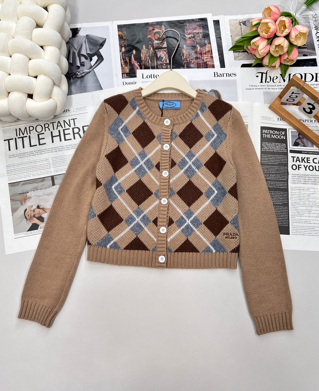 NO:472718,Prada25Fw early autumn new diamond color-blocking wool logo knitted cardigan丨Exclusive yb development!  High-end production!  Quality control must be used. Please identify the coloring system of my home!  The wool yarn is soft and glutinous!  The texture is invincible!  A fashionable girl with age-reducing temperament must be included!  Fashionable personality!  High-end tuning with elegant and lazy style. The style is versatile and not picky. The three standards are complete, and the large-scale size sml is compiled, prada, alexander wang19860909Prada25Fw早秋新款菱格拼色挂毛logo针织开衫丨独家yb开发！高版出品！品质控必入.认准我家定染色系！羊毛纱线软软糯糯！质感无敌赞！减龄少女气质时髦精必入！个性时髦！高级的调调优雅慵懒随性风.版型百搭不挑人.三标齐全,大货出 尺码sml 编,,prada,alexander wang,Women's clothing