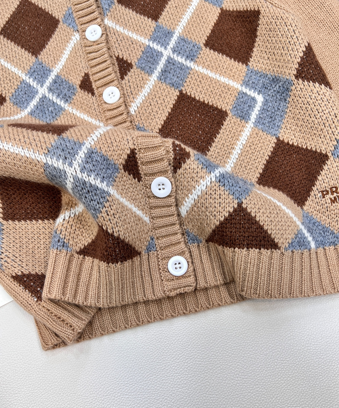 🆕Prada25Fw早秋新款菱格拼色挂毛logo针织开衫丨⚠独家yb开发！高版出品！品质控必入。认准我家