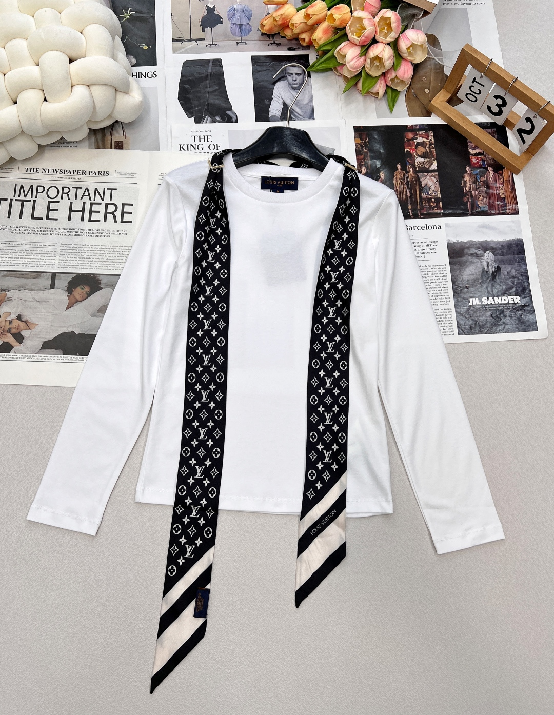 NO:474706,Louis Vuitton 2025 new silk scarf long-sleeved top, customized YB twill cotton material, comfortable and delicate texture, breathable, round neck long-sleeved top style, regular style cut, neat and slim fit, versatile and durable, symmetrical perforated collar edge, decorate with scarf, cosmos, more fashionable gameplay, combined with the letter logo of four-leaf clover, old money is full of fashionable, showing high-end style, easy to wear on the upper body to create a fashionable and high-end sense, customized surface accessories, complete three standards, large-scale products, size sml code L,,louis vuitton, alexander wang19860909Louis Vuitton2025新款丝巾长袖上衣,定制YB斜纹全棉材质 质感舒适细腻 透气十足 圆领长袖上衣版型 常规版型裁剪 利落修身 通体素色百搭耐看 领边对称穿孔 以丝巾穿过装饰 可松可系玩法更时髦 配合四叶草字母徽标 老钱时髦感十足 彰显高级格调 上身轻松穿搭出洋气高级感 定制面辅料 ,三标齐全,大货出 尺码sml 编码L,,louis vuitton,alexander wang,Women's clothing