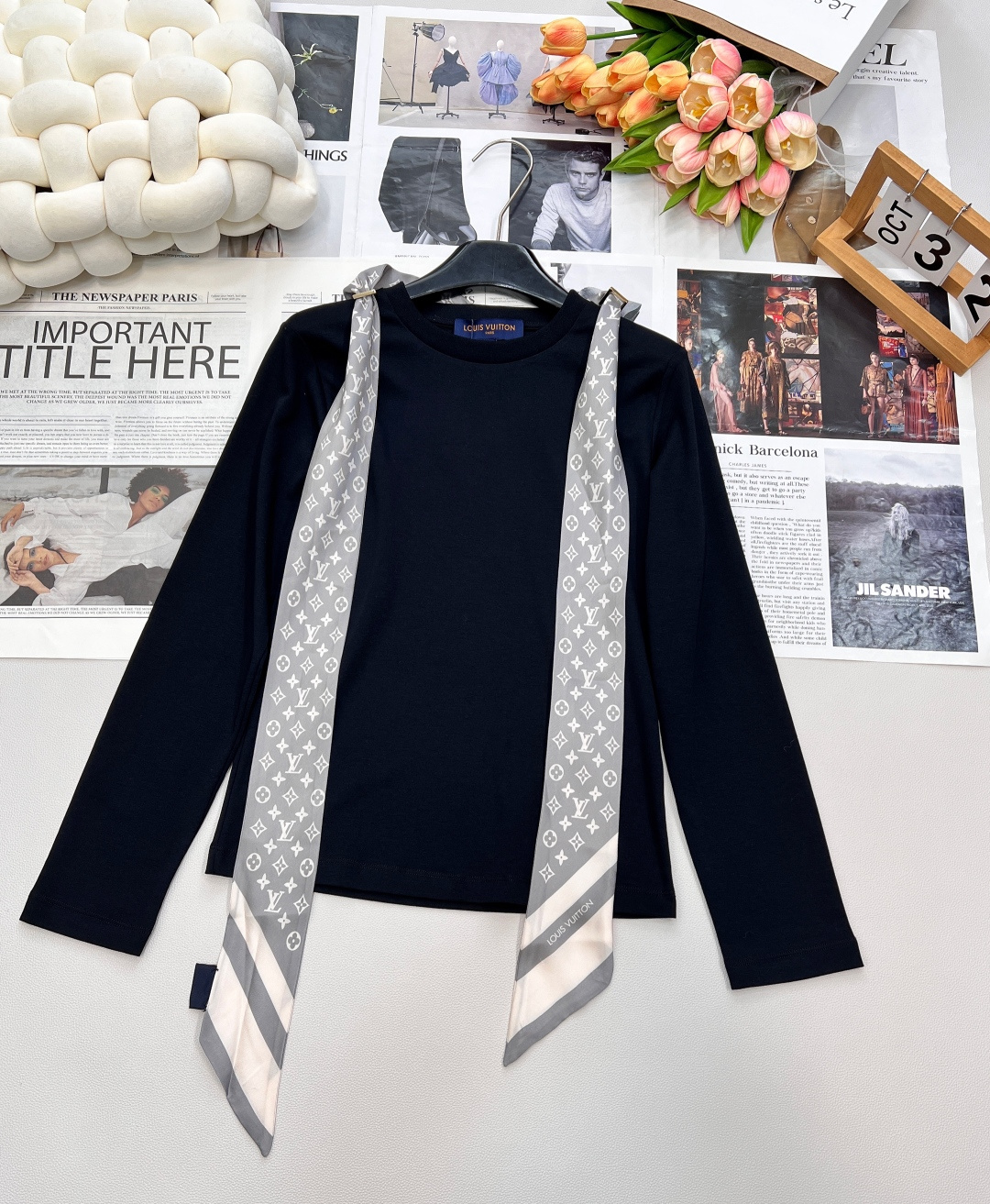 NO:474716,Louis Vuitton 2025 new silk scarf long-sleeved top, customized YB twill cotton material, comfortable and delicate texture, breathable, round neck long-sleeved top style, regular style cut, neat and slim fit, versatile and durable, symmetrical perforated collar edge, decorate with scarf, cosmos, more fashionable gameplay, combined with the letter logo of four-leaf clover, old money is full of fashionable, showing high-end style, easy to wear on the upper body to create a fashionable and high-end sense, customized surface accessories, complete three standards, large-scale products, size sml code L,,louis vuitton, alexander wang19860909Louis Vuitton2025新款丝巾长袖上衣,定制YB斜纹全棉材质 质感舒适细腻 透气十足 圆领长袖上衣版型 常规版型裁剪 利落修身 通体素色百搭耐看 领边对称穿孔 以丝巾穿过装饰 可松可系玩法更时髦 配合四叶草字母徽标 老钱时髦感十足 彰显高级格调 上身轻松穿搭出洋气高级感 定制面辅料 ,三标齐全,大货出 尺码sml 编码L,,louis vuitton,alexander wang,Women's clothing