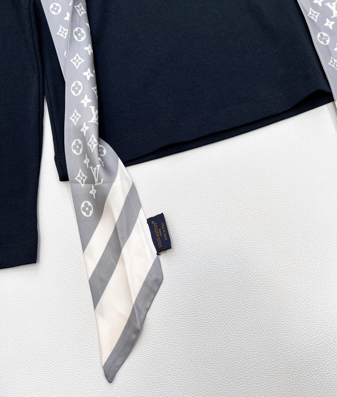 🆕Louis Vuitton新款丝巾长袖上衣，定制YB斜纹全棉材质 质感舒适细腻 透气十足 圆领长袖上衣