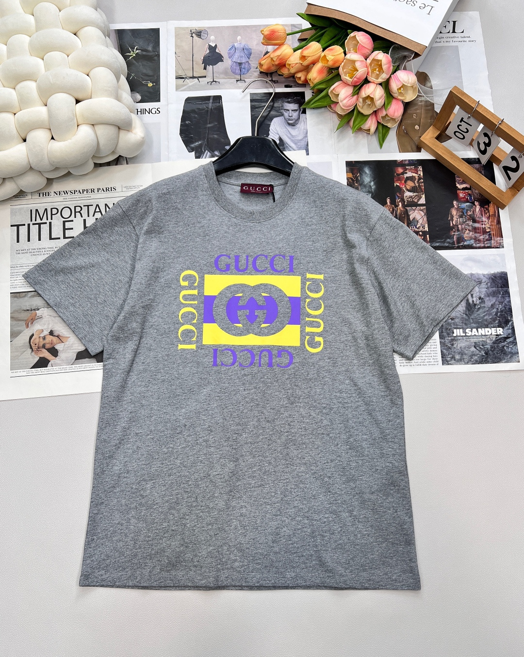 NO:474725,Gucci25FW early autumn new square letter printed round neck short-sleeved T-shirt丨Exclusive high-end production!  Regular short-sleeved T-shirt cut to highlight the brand style. Made of gram-weight pure cotton, full of drape and present a slim visual effect. The chest uses printing technology and contrasting colors to outline the three-dimensional brand letter logo pattern to enhance brand identity. Fashion and high-end feel immediately. Create a personalized style. Three-standard and large-scale products. Size sml code, gucci, T-shirt,tees, t-shirt,alexander wang19860909Gucci25FW早秋新款方块字母印花圆领短袖T恤丨独家高版出品！常规短袖T恤裁剪 凸显品牌格调 采用克重纯棉制成 垂坠感十足 呈现显瘦视觉效果 胸前利用印花工艺和撞色勾勒出立体风格的品牌字母徽标图案 加强品牌标识度 时尚高级感立现 打造个性风格 ,三标齐全,大货出 尺码sml 编码,,gucci,T-shirt,tees，t-shirt,alexander wang,Women's clothing