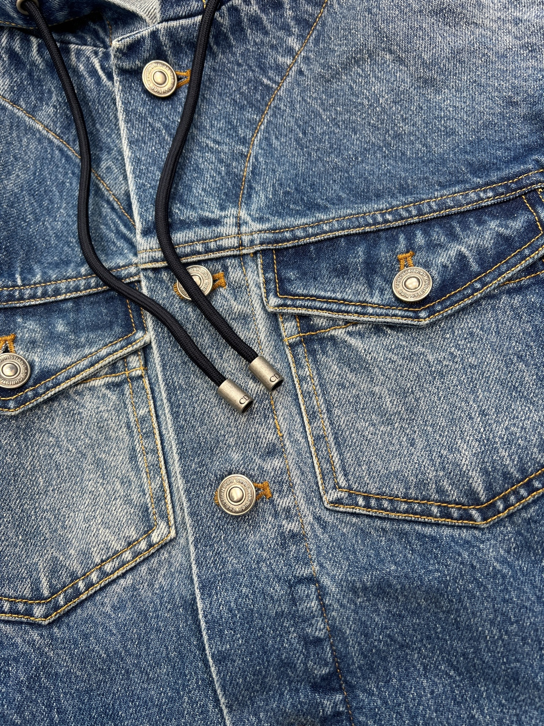 🆕Dior新款字母刺绣连帽牛仔外套，定制YB斜纹棉牛仔材质 多重水洗 呈现出挺括质感 常规连帽休闲牛仔夹