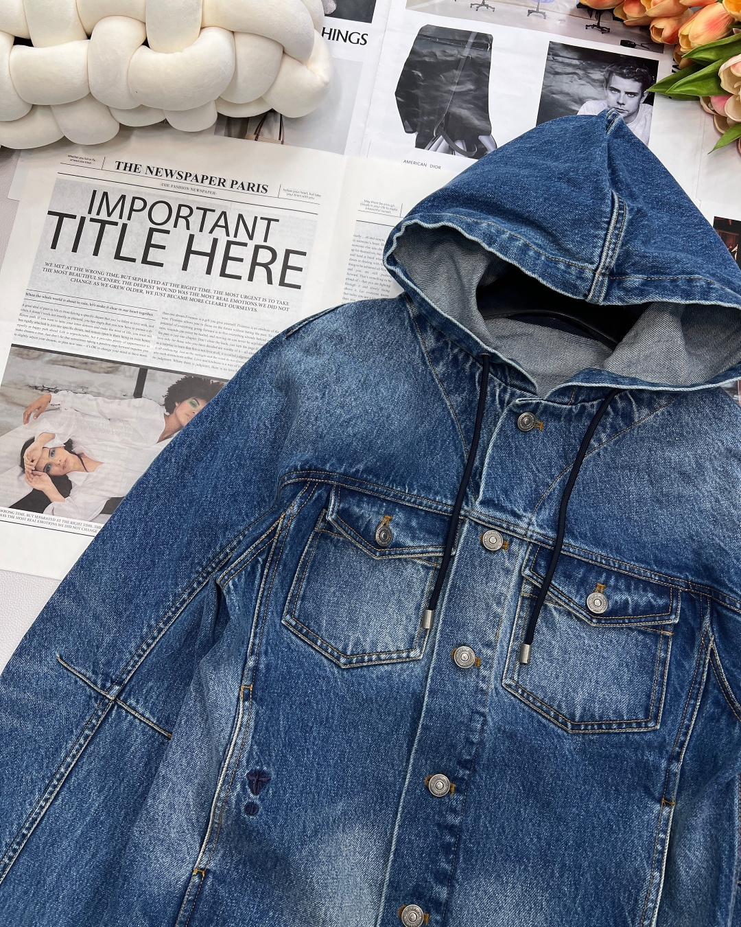🆕Dior新款字母刺绣连帽牛仔外套，定制YB斜纹棉牛仔材质 多重水洗 呈现出挺括质感 常规连帽休闲牛仔夹