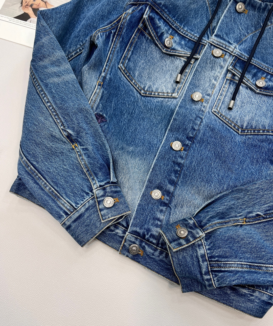 🆕Dior新款字母刺绣连帽牛仔外套，定制YB斜纹棉牛仔材质 多重水洗 呈现出挺括质感 常规连帽休闲牛仔夹