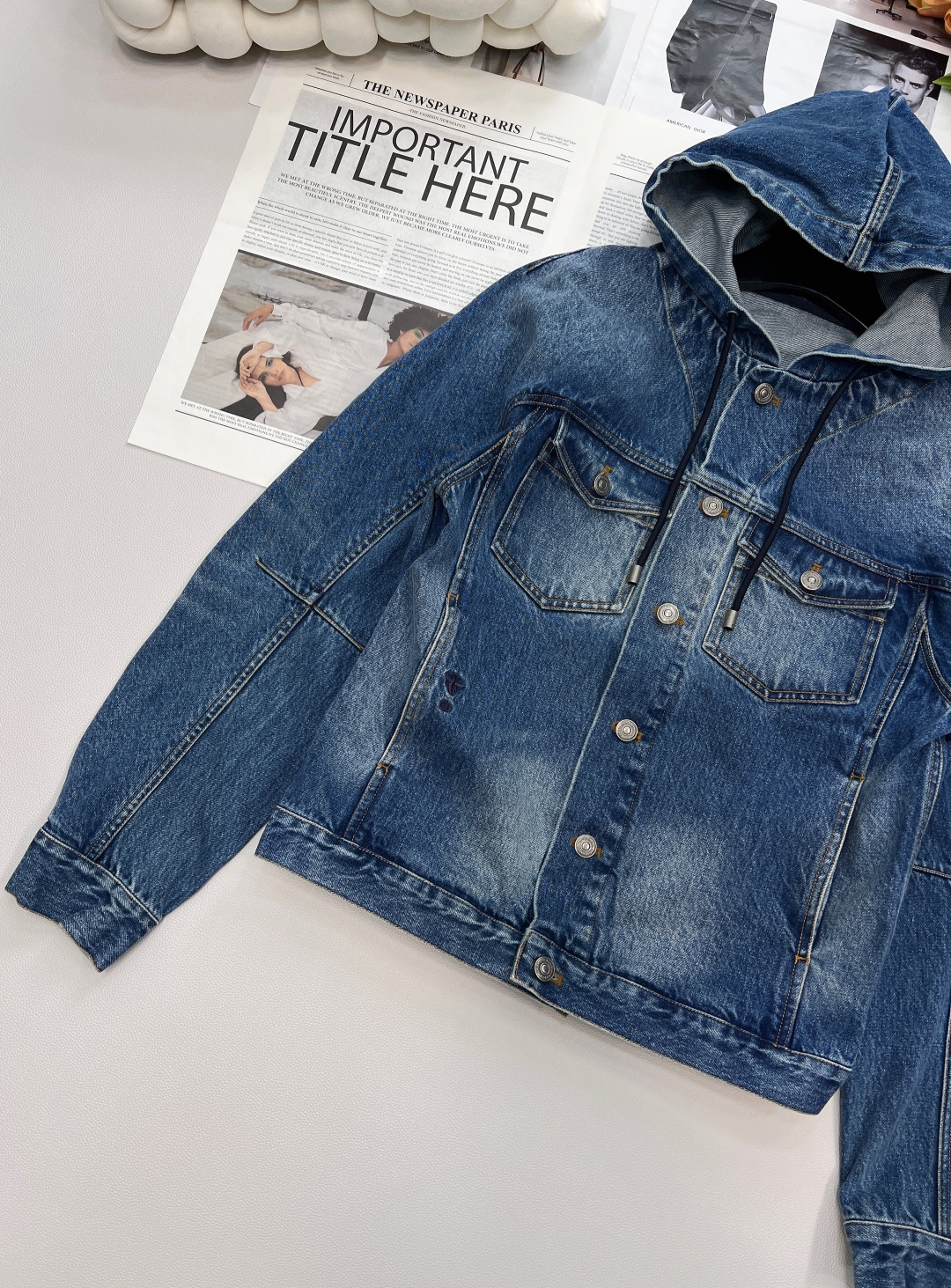 🆕Dior新款字母刺绣连帽牛仔外套，定制YB斜纹棉牛仔材质 多重水洗 呈现出挺括质感 常规连帽休闲牛仔夹