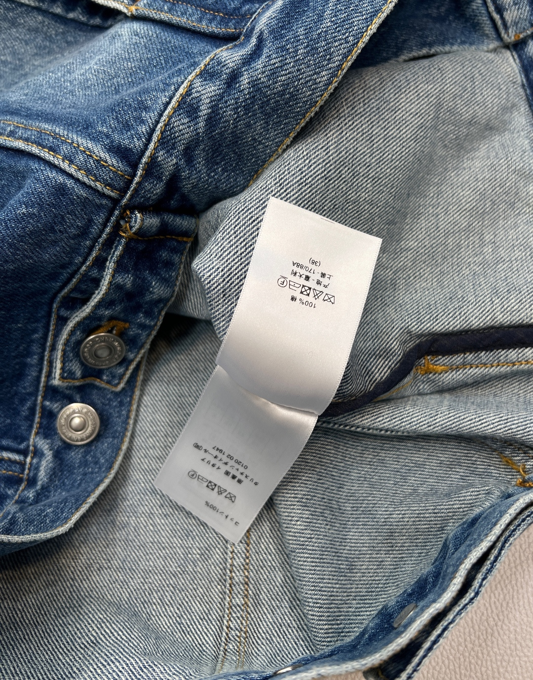 🆕Dior新款字母刺绣连帽牛仔外套，定制YB斜纹棉牛仔材质 多重水洗 呈现出挺括质感 常规连帽休闲牛仔夹