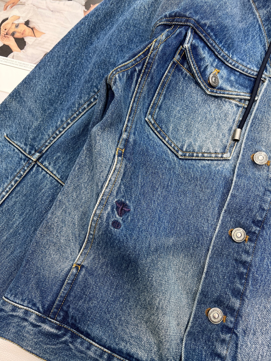 🆕Dior新款字母刺绣连帽牛仔外套，定制YB斜纹棉牛仔材质 多重水洗 呈现出挺括质感 常规连帽休闲牛仔夹