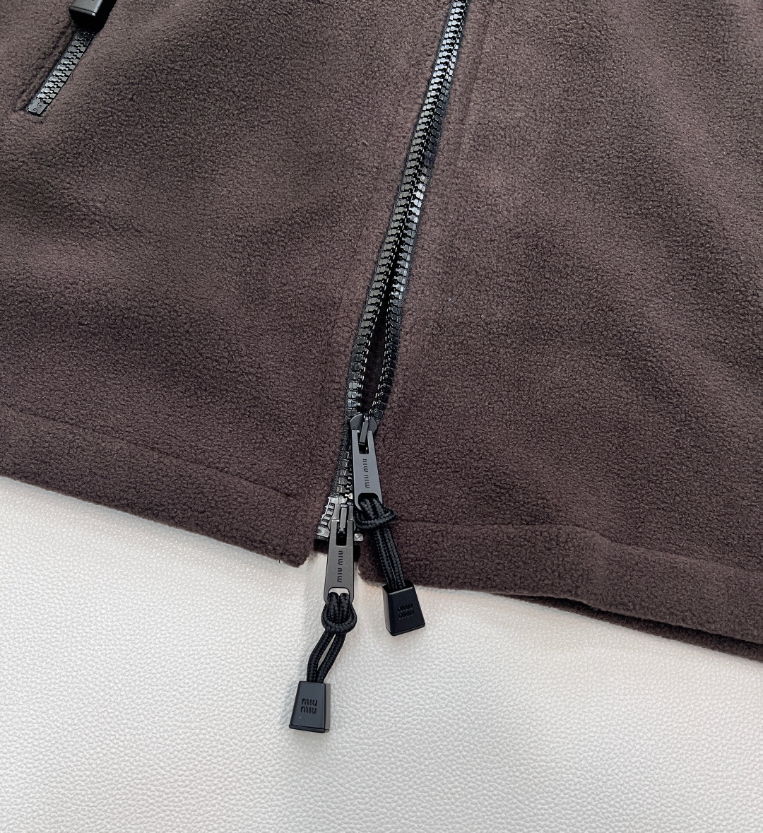 🆕Miumiu2025新款拉链工装摇粒绒背心裙，定制YB摇粒绒材质 质感舒适 保暖柔软 百搭好穿 无袖连