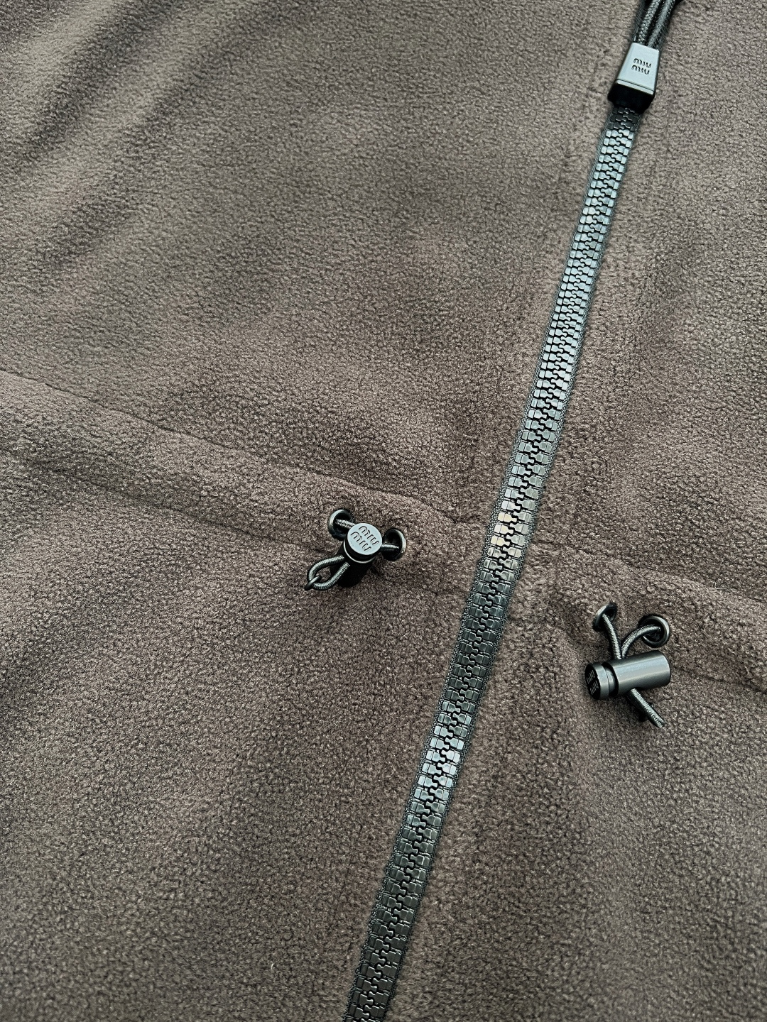 🆕Miumiu2025新款拉链工装摇粒绒背心裙，定制YB摇粒绒材质 质感舒适 保暖柔软 百搭好穿 无袖连