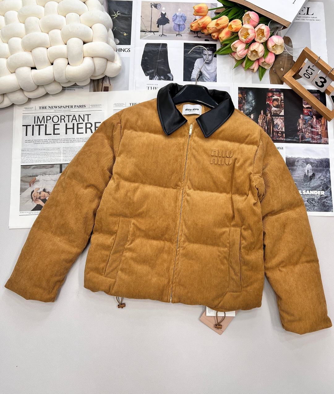 NO:474771,With dust bag MIUMIU warm-color corduroy leather lapel zipper down jacket, it uses corduroy fabric, which feels soft and delicate, and has good warmth. At the same time, the surface texture of corduroy is clear and clear, evenly distributed and regular. The corduroy raw materials are mainly cotton, and the all-cotton textile fabric process makes the down jacket fresher, more natural, breathable and soft. The lapel design is not only warm, but also the wearer's overall temperament, showing the capable and elegant custom hardware logo zipper decoration with the front adds a sense of layering to the down jacket, making the overall shape more refined. Fashion elements are integrated into the design, making the down jacket not only warm and practical, but also a fashionable accessory for the wearer. The drawstring is elastic and the soft and comfortable feeling like clouds yyds!  A sweet and salty temperament girlish style!  Exclusive letter stickers for the same color, positioning logo, white gooseberry filling!  , complete three standards, large-scale products, size sml, miumiu, down jacket, alexander wang19860909配防尘袋 MIUMIU 暖色灯芯绒皮翻领拉链羽绒服, 采用灯芯绒面料,手感柔软细腻,保暖性良好.同时,灯芯绒的表面纹路清晰分明,分布均匀、规则.灯芯绒原料以棉为主,全棉纺织面料工艺使得羽绒服更加清新自然、透气柔软.翻领设计不仅保暖,穿着者的整体气质,展现出干练与优雅前襟的定制的五金logo拉链装饰为羽绒服增添了层次感,使得整体造型更加精致.时尚元素融入设计中,使得羽绒服不仅保暖实用,还能成为穿着者的时尚配饰. 抽绳松紧下摆,云朵般柔软的舒适感yyds！可甜可盐气质少女风！专属同色字母贴 定位徽标,白鹅绒填充！,三标齐全,大货出 尺码sml 编,,miumiu,down jacket,alexander wang,Women's clothing