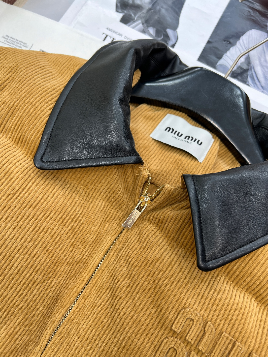 🆕 MIUMIU 暖色灯芯绒皮翻领拉链羽绒服，采用灯芯绒面料，手感柔软细腻，保暖性良好。同时，灯芯绒的表