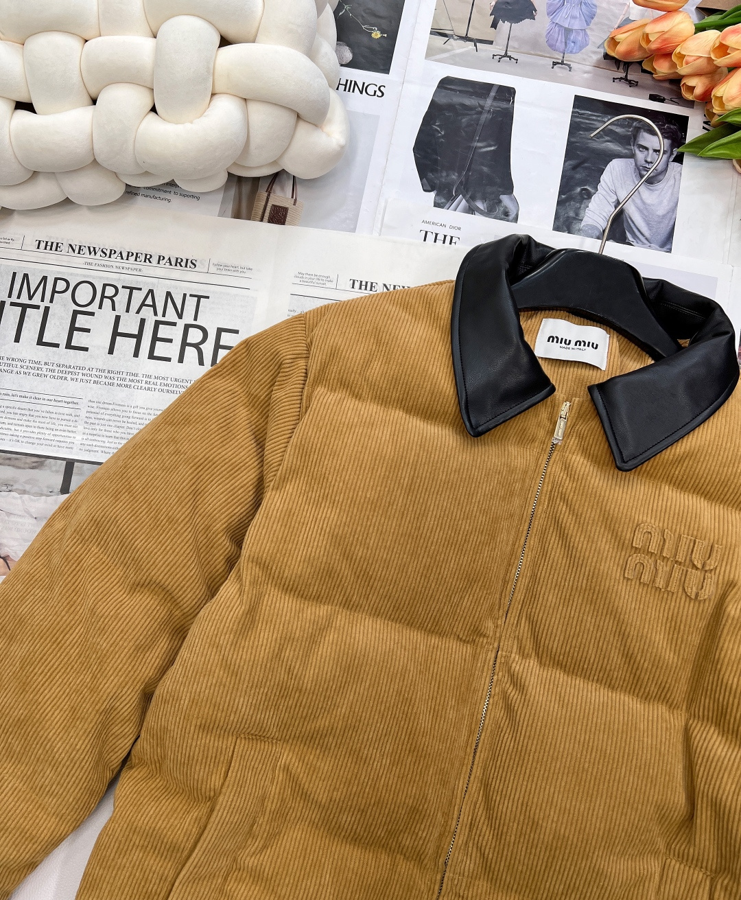 🆕 MIUMIU 暖色灯芯绒皮翻领拉链羽绒服，采用灯芯绒面料，手感柔软细腻，保暖性良好。同时，灯芯绒的表
