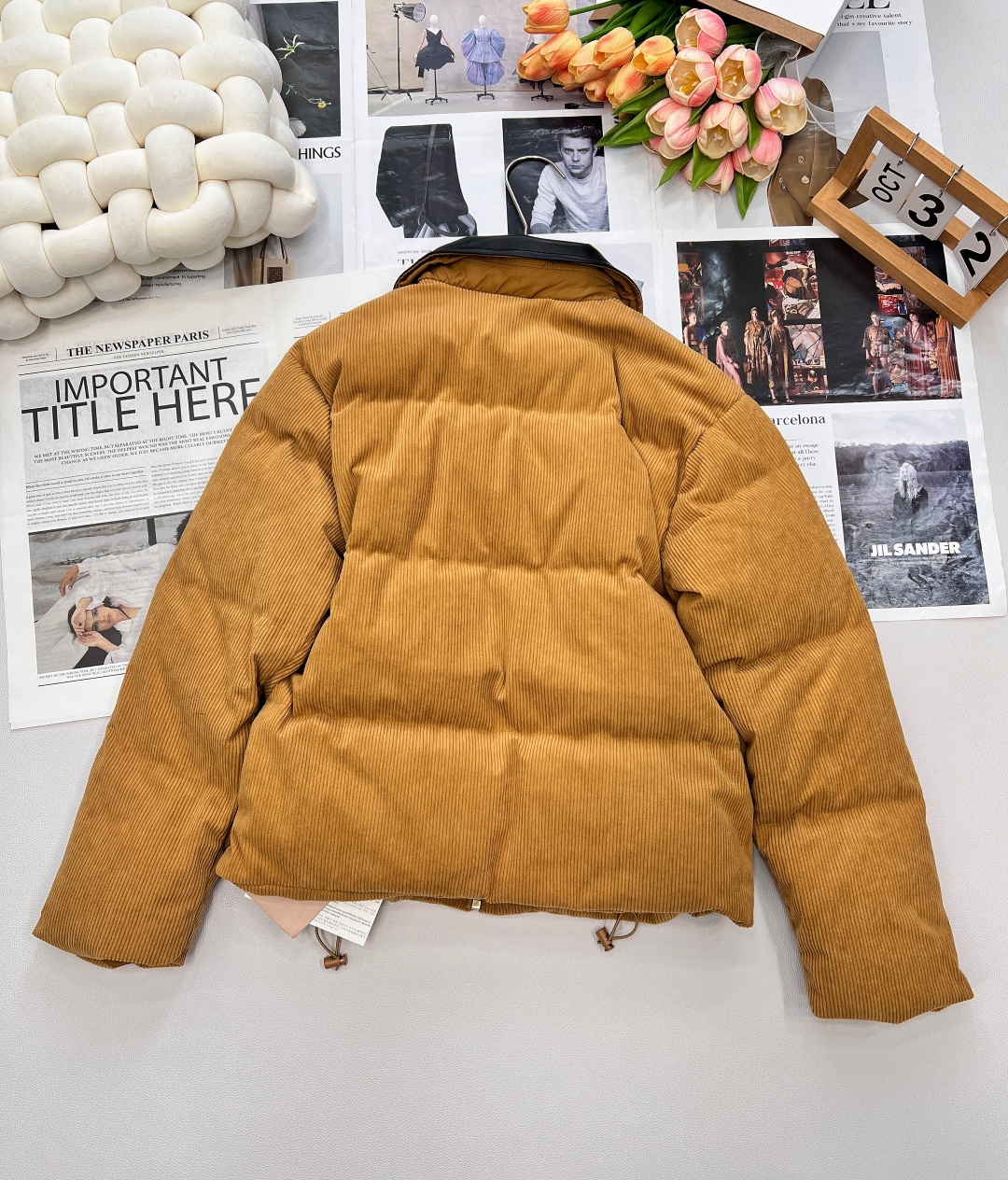 🆕 MIUMIU 暖色灯芯绒皮翻领拉链羽绒服，采用灯芯绒面料，手感柔软细腻，保暖性良好。同时，灯芯绒的表