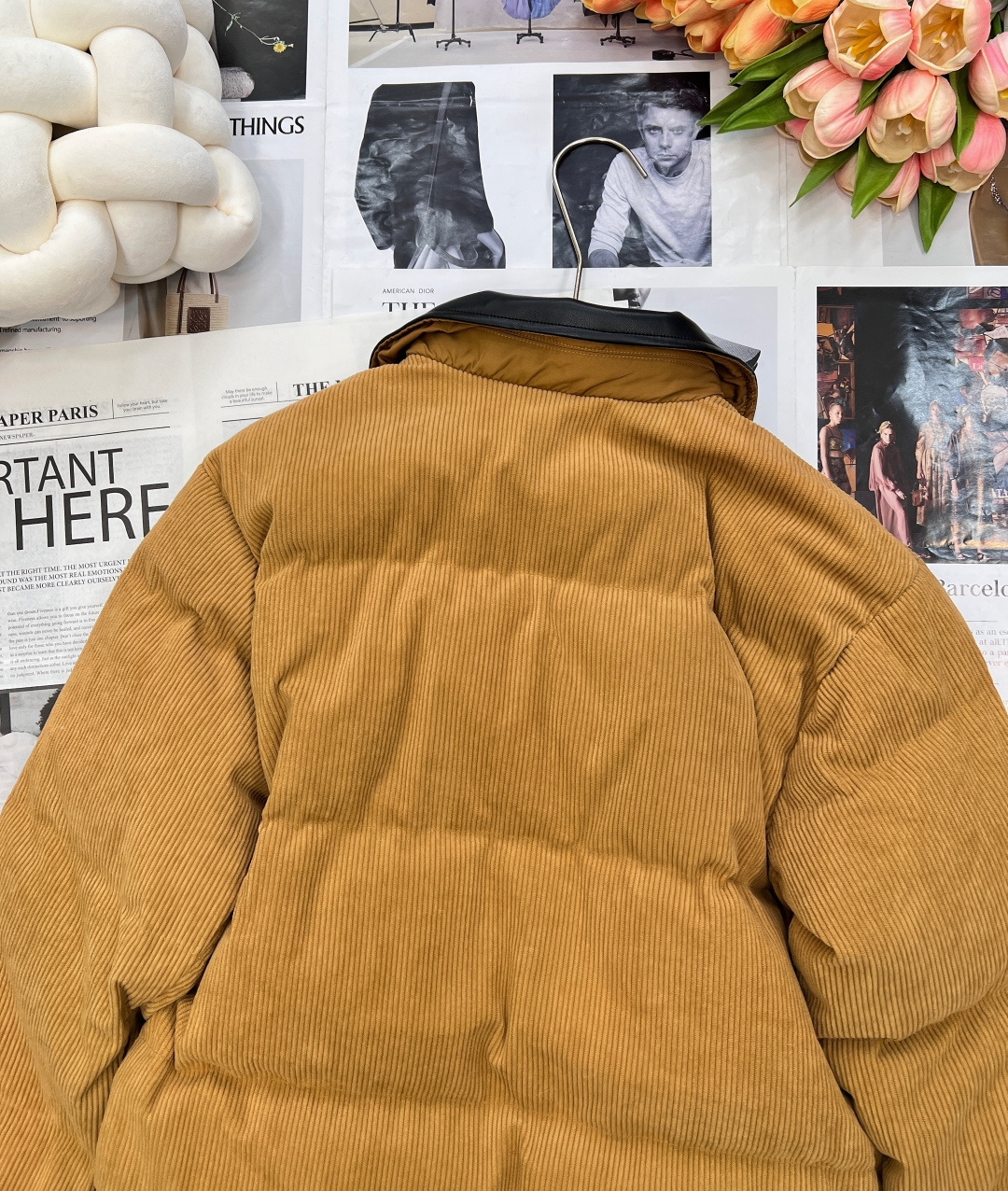 🆕 MIUMIU 暖色灯芯绒皮翻领拉链羽绒服，采用灯芯绒面料，手感柔软细腻，保暖性良好。同时，灯芯绒的表