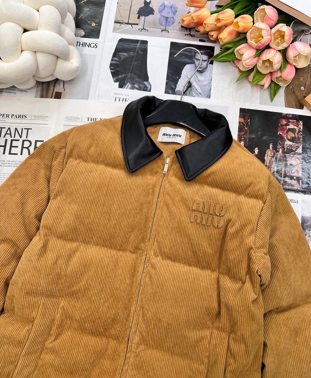 🆕 MIUMIU 暖色灯芯绒皮翻领拉链羽绒服，采用灯芯绒面料，手感柔软细腻，保暖性良好。同时，灯芯绒的表
