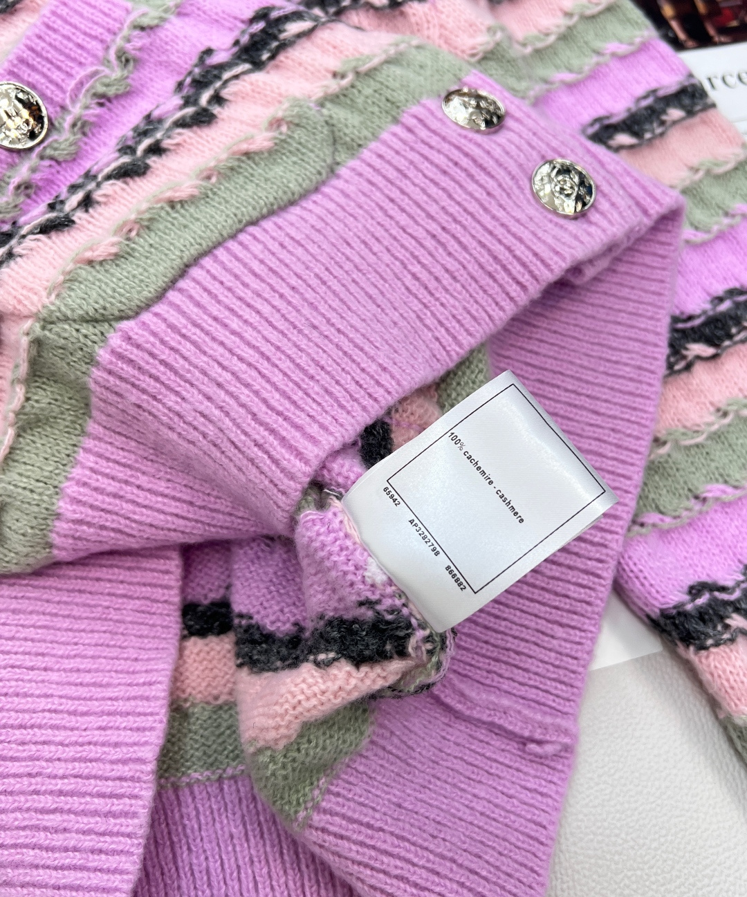 🆕CHANEL新款撞色条纹针织开衫，定制YB羊绒纱线织造 穿搭舒适 柔软细腻 圆领针织开衫剪裁 前襟和口