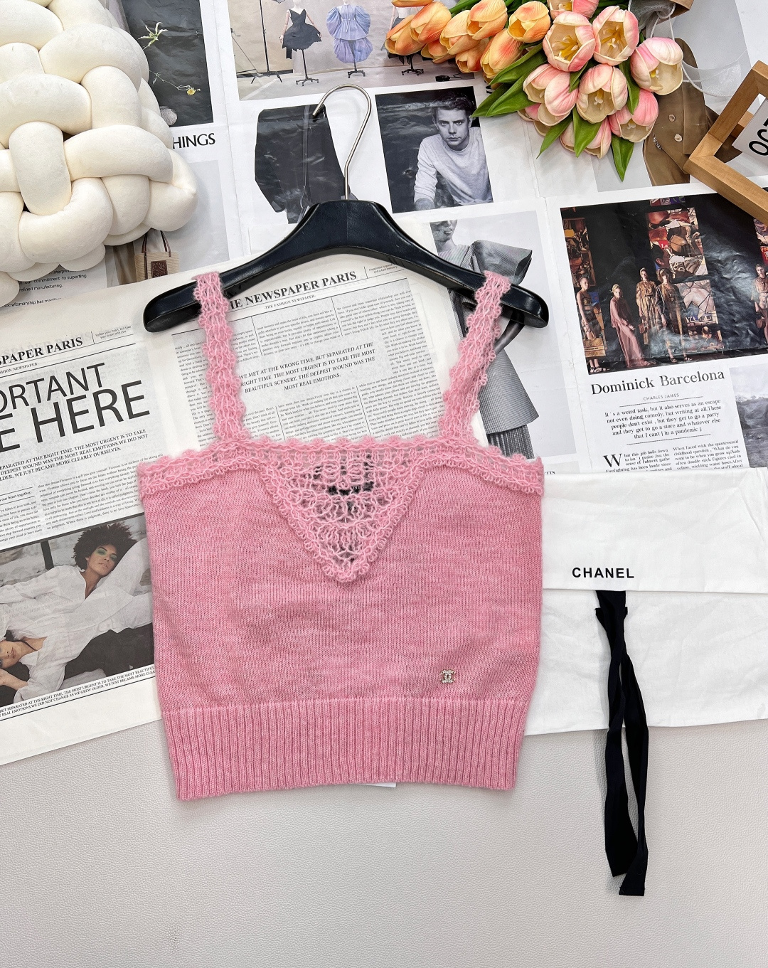 NO:473660,CHANEL2025 new hollow hook-up knitted vest, customized YB wool yarn wool, soft and skin-friendly, comfortable and stylish, flat neck suspender vest style, suspender and collar edge are embellished with hollow hooks in the center, exquisite and fashionable, appropriate skin exposure, beautify the proportion of head and shoulders, and make the body look slimmer, and the large body is optional, fresh and sweet, with strong style, rhinestone double C logo on the waist, thread elastic design on the hem, highlight taste, elastic style highlights the figure, playful and age-reducing, easy to control during daily travel or party, equipped with a small fragrance letter exquisite lace-up dust bag!  Complete three standards, two colors, size sml code, chanel, alexander wang19860909CHANEL2025新款镂空钩花针织背心,定制YB羊毛纱线织造 柔软亲肤 舒适有型 平口领吊带背心版型 吊带和领边居中以镂空钩花点缀包边 精致洋气 恰当露肤 美化头肩比例更显瘦 大身粉白可选 清新甜美风格强烈 腰侧水钻双C徽标 下摆螺纹弹力设计 彰显品味 弹力版型突显身材 俏皮减龄显白 日常出行或聚会轻松驾驭 配有小香字母精致系带防尘袋 ！三标齐全,两色出 尺码sml 编码,,chanel,alexander wang,Women's clothing