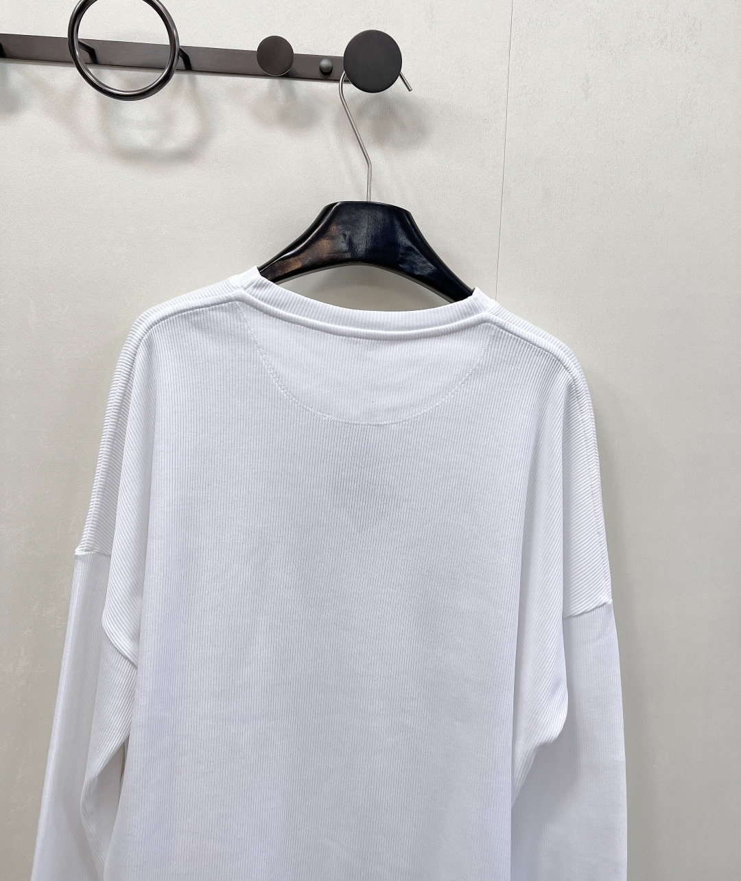 🆕Loewe螺纹圆领刺绣logo上衣，定制YB斜纹全棉材质 亲肤柔软 弹力十足 圆领长袖裁剪 领口平纹包