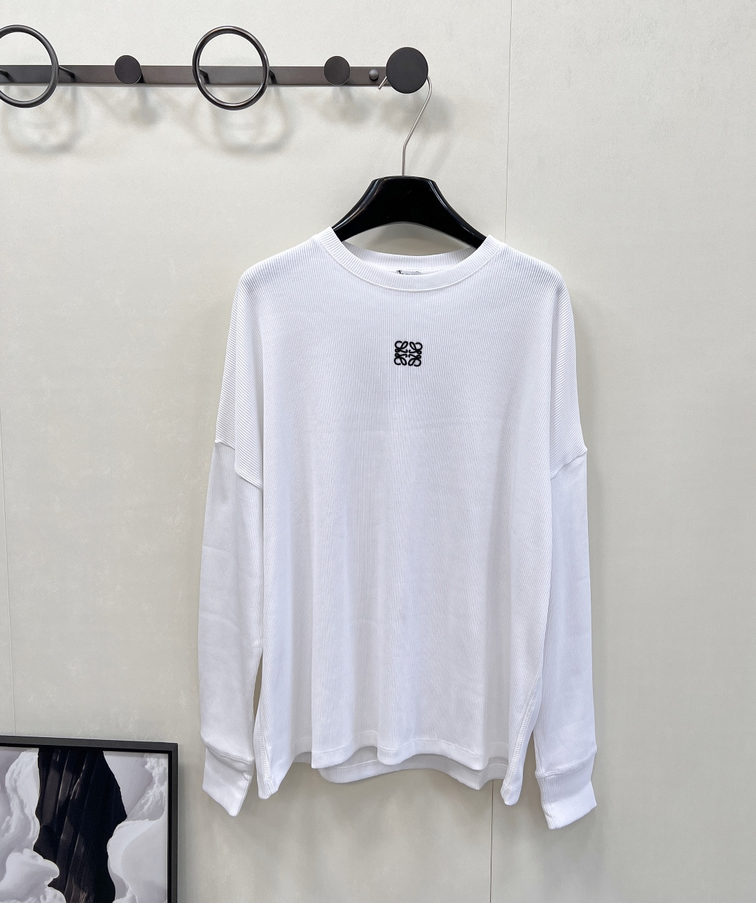 NO:474736,Loewe threaded round neck embroidered logo top, customized YB twill cotton material, skin-friendly and soft, full of elasticity, round neck long sleeve cut, neckline plain edging, comfortable and elastic, chest brand logo embroidery, show style, loose long style, upper body creates a relaxed and fashionable look, versatile and slim, commuting and dates are the same, three standards are complete, large-scale products are available SML, edited, loewe, alexander wang19860909Loewe螺纹圆领刺绣logo上衣,定制YB斜纹全棉材质 亲肤柔软 弹力十足 圆领长袖裁剪 领口平纹包边 舒适有弹力 胸前品牌Logo刺绣 彰显格调 宽松长款版型 上身营造轻松时尚造型 百搭显瘦 通勤约会都男女同款,三标齐全,大货出 尺码sml 编,,loewe,alexander wang,Women's clothing