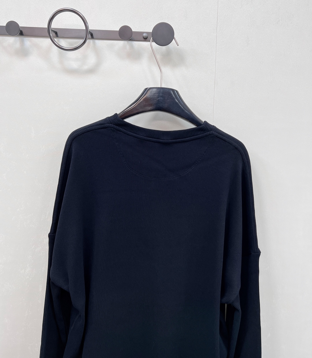 🆕Loewe螺纹圆领刺绣logo上衣，定制YB斜纹全棉材质 亲肤柔软 弹力十足 圆领长袖裁剪 领口平纹包