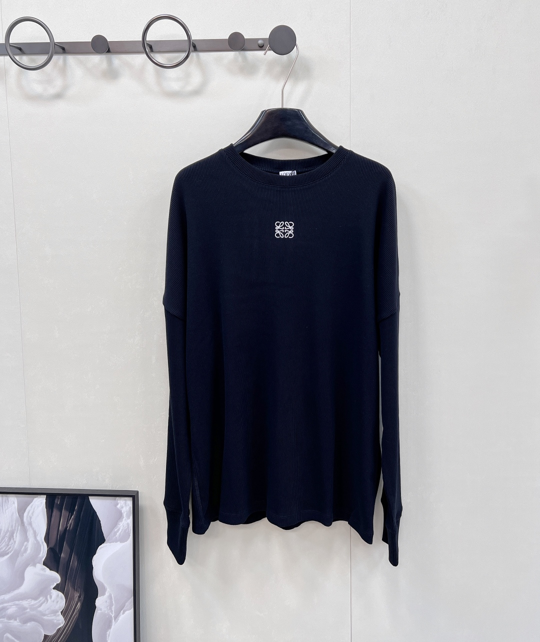 NO:474743,Loewe threaded round neck embroidered logo top, customized YB twill cotton material, skin-friendly and soft, full of elasticity, round neck long sleeve cut, neckline plain edging, comfortable and elastic, chest brand logo embroidery, show style, loose long style, upper body creates a relaxed and fashionable look, versatile and slim, commuting and dates are the same, three standards are complete, large-scale products are available SML code,,loewe,alexander wang19860909Loewe螺纹圆领刺绣logo上衣,定制YB斜纹全棉材质 亲肤柔软 弹力十足 圆领长袖裁剪 领口平纹包边 舒适有弹力 胸前品牌Logo刺绣 彰显格调 宽松长款版型 上身营造轻松时尚造型 百搭显瘦 通勤约会都男女同款,三标齐全,大货出 尺码sml 编码,,loewe,alexander wang,Women's clothing