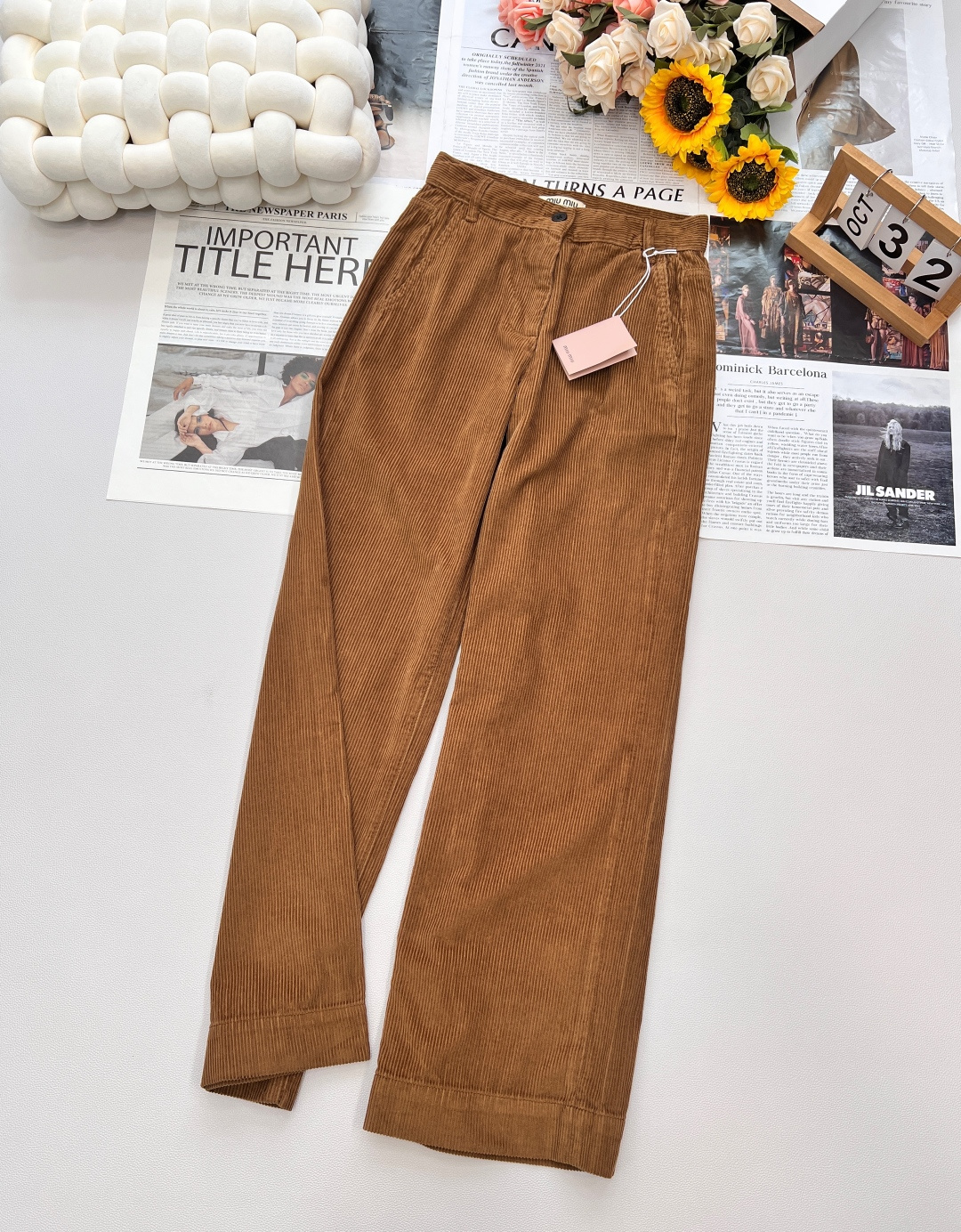 NO:476557,MIU MIU autumn and winter new khaki corduroy straight high waist slim casual trousers Corduroy is a must-have fashionable element in autumn and winter, soft and skin-friendly but skin-skinny. The pants look the best and have a sense of styling. It is the favorite of European, American, Japanese and Korean dressing bloggers, and it is easy to wear and feel fashionable!  It is effortless to match, and it looks great if you wear a suit jacket or coat. This pants are made of thin pit corduroy fabric, with a high number of needles, making it more delicate and slimming!  Due to light problems, the photos look a bit gradient, and the overall object is a very atmospheric khaki!  Complete three standards, large-scale goods, size sml code M,,miumiu, jackets & coats,alexander wang19860909MIU MIU秋冬新款卡其色灯芯绒直筒高腰显瘦休闲长裤 灯芯绒是秋冬的必备时髦元素,柔软亲肤但有骨感,做裤子最好看,自带造型感,欧美日韩穿搭博主的最爱,轻松穿出时髦感！ 搭配起来毫不费力,随便穿个西服外套或者大衣就很好看.这款裤子采用的是细坑条灯芯绒面料,针数高,更精致显瘦！ 由于光线问题导致照片看起来有些渐变的效果,实物整体都是一个非常大气的卡其色！三标齐全,大货出 尺码sml 编码M,,miumiu,jackets & coats,alexander wang,Women's clothing