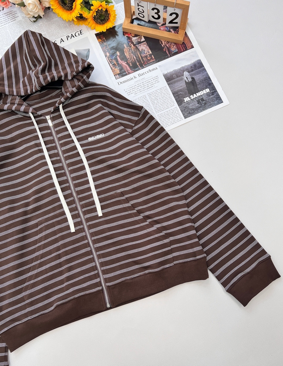 🆕 MIUMIU 可可棕色条纹logo徽标拉链卫衣外套🤎超美新款美拉德可可🍫棕色卫衣,经典版型休闲不失时