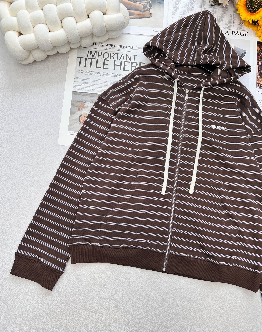 🆕 MIUMIU 可可棕色条纹logo徽标拉链卫衣外套🤎超美新款美拉德可可🍫棕色卫衣,经典版型休闲不失时