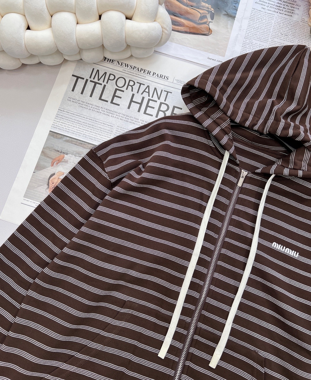 🆕 MIUMIU 可可棕色条纹logo徽标拉链卫衣外套🤎超美新款美拉德可可🍫棕色卫衣,经典版型休闲不失时