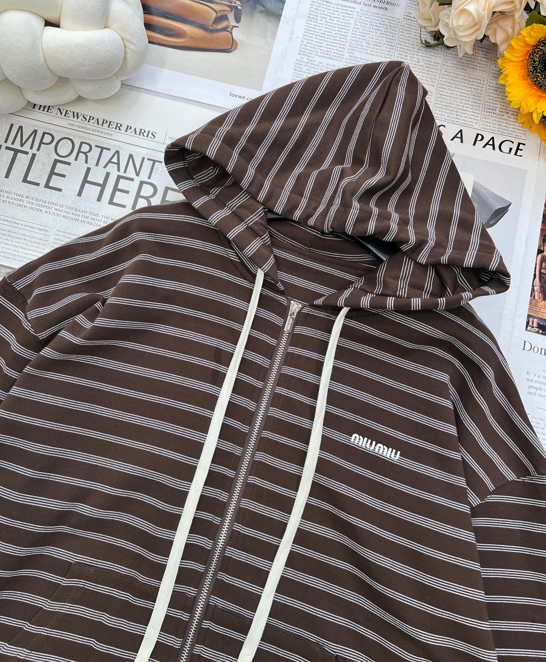 🆕 MIUMIU 可可棕色条纹logo徽标拉链卫衣外套🤎超美新款美拉德可可🍫棕色卫衣,经典版型休闲不失时