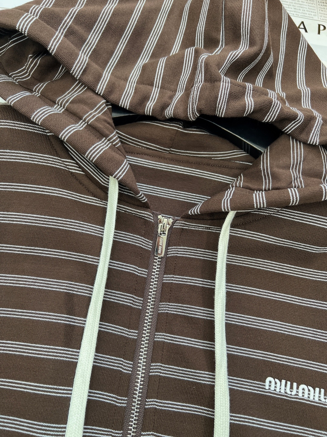 🆕 MIUMIU 可可棕色条纹logo徽标拉链卫衣外套🤎超美新款美拉德可可🍫棕色卫衣,经典版型休闲不失时