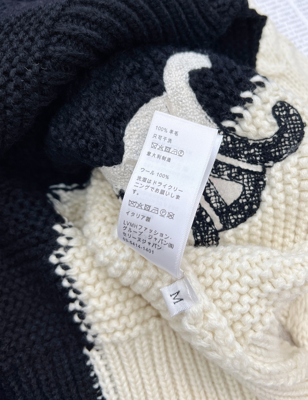 🆕CELINE 新款麻花开衫毛衣，直接把冬日时尚锁死！经典黑白对冲，视觉冲击拉满💥 短款+宽松版型，像给