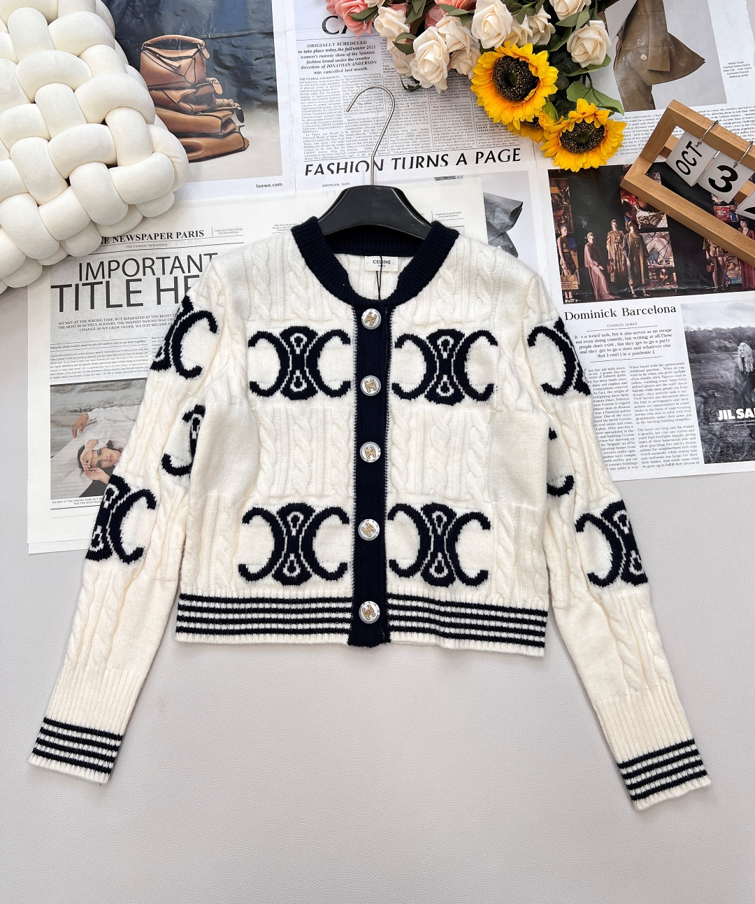 NO:476572,CELINE's new jacquard knitted cardigan in autumn and winter, and the autumn and winter wardrobe is about to be updated!  Selin's jacquard logo knitted cardigan, directly pulls the 'high-end feel + practical wearability' full of custom logo buckles. The metal buckles come with exquisite buffs. Selin's logo hides the tricks of dressing. The style is all about buckles, and the details are ecstatic!  The clouds feel soft as if they are gently wrapped ~ close to the body and do not tying the skin. They are comfortable to wear/layer in autumn and winter, keep warm and hide the flesh, and are afraid of cold people locking them!  The high-end jacquard design classic jacquard logo covers the body, the black and white color scheme comes with 'prestige filters', which are simple and recognizable, and the fashion sense is hard to grasp. The universal versatile king short style + slim tailoring, adaptability!  The lengthening ratio of high-waisted pants shows the length of legs, and the skirt becomes French-style and elegant in seconds. Whoever wears it is beautiful, and it is not picky about others or scenes~ The three labels are complete!  Large-scale size sml code, celine, celine, skirts, alexander wang19860909CELINE秋冬新款提花针织开衫,秋冬衣橱该更新啦！赛琳这款提花 logo 针织开衫,直接把「高级感+实穿性」拉满  定制 logo 扣金属扣自带精致 buff,赛琳标识暗藏穿搭小心机,随手一扣都是格调,细节控狂喜！ 云朵触感面料软到像被轻柔包裹～贴身不扎肤,秋冬单穿/叠穿都舒适,保暖又藏肉,怕冷星人锁死！ 高级提花设计经典提花 logo 铺满衣身,黑白配色自带「显贵滤镜」,简约又辨识度拉满,时尚感狠狠拿捏 万能百搭王短款+修身剪裁,适配度 ！配高腰裤拉长比例显腿长,搭半裙秒变法式优雅,谁穿谁美,不挑人不挑场景～ 三标标齐全！大货出 尺码sml 编码,,celine,celine,skirts,alexander wang,Women's clothing