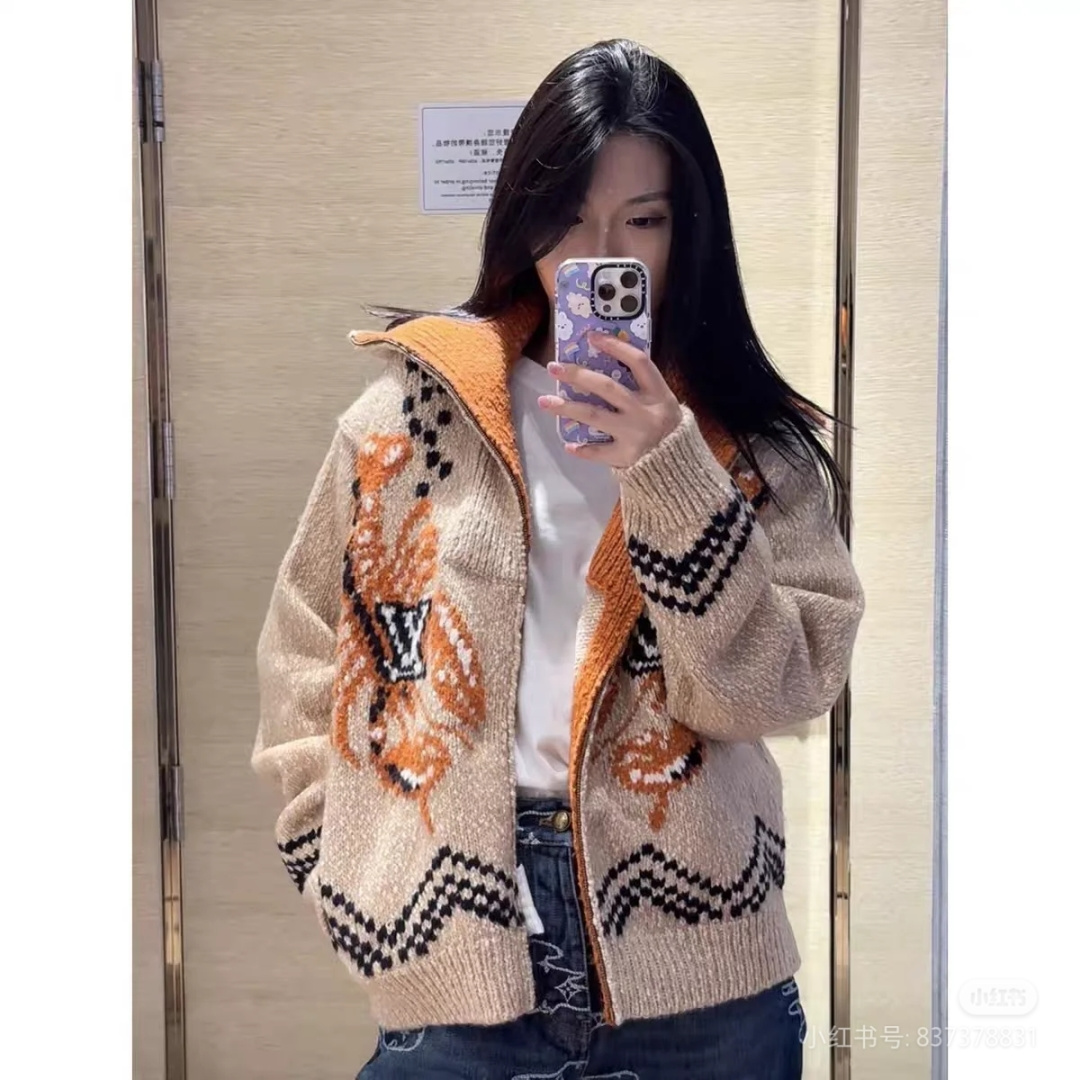 NO:478039,Craftsmanship and craftsmanship colors are rich in layers and have a retro street atmosphere. Each piece is a unique work of art.19860909匠心调配拼纱色彩,层次丰富且兼具复古街头气息,每一件都是独一无二的艺术之作,,alexander wang,Women's clothing