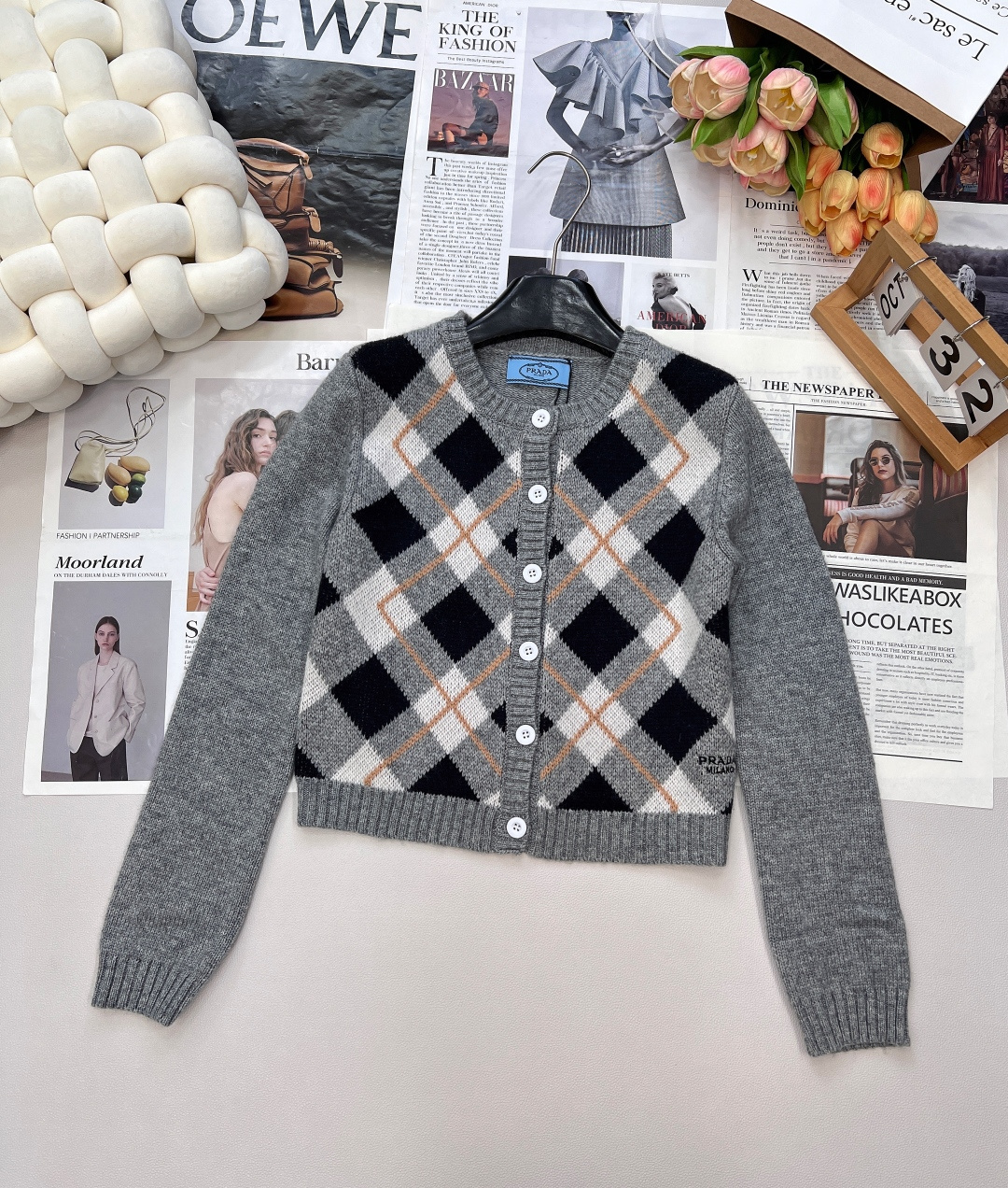 NO:478044,Prada25Fw early autumn new diamond color-blocking wool logo knitted cardigan丨Exclusive yb development!  High-end production!  Quality control must be used. Please identify the coloring system of my home!  The wool yarn is soft and glutinous!  The texture is invincible!  A fashionable girl with age-reducing temperament must be included!  Fashionable personality!  Advanced style with elegant and lazy style. The style is versatile and not picky. The three standards are complete, and the large-scale products are size sml coded, prada, alexander wang19860909Prada25Fw早秋新款菱格拼色挂毛logo针织开衫丨独家yb开发！高版出品！品质控必入.认准我家定染色系！羊毛纱线软软糯糯！质感无敌赞！减龄少女气质时髦精必入！个性时髦！高级的调调优雅慵懒随性风.版型百搭不挑人.三标齐全,大货出 尺码sml 编码,,prada,alexander wang,Women's clothing