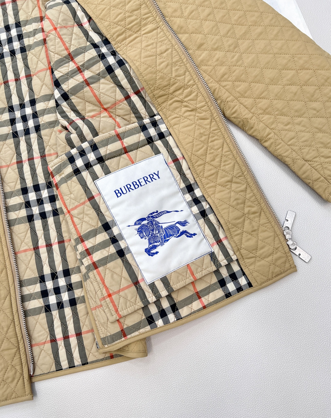 🆕Burberry 25秋冬专柜同步新款——菱形绗缝棉服外套，独家 yb 开发，由高版精心打造。每一处细