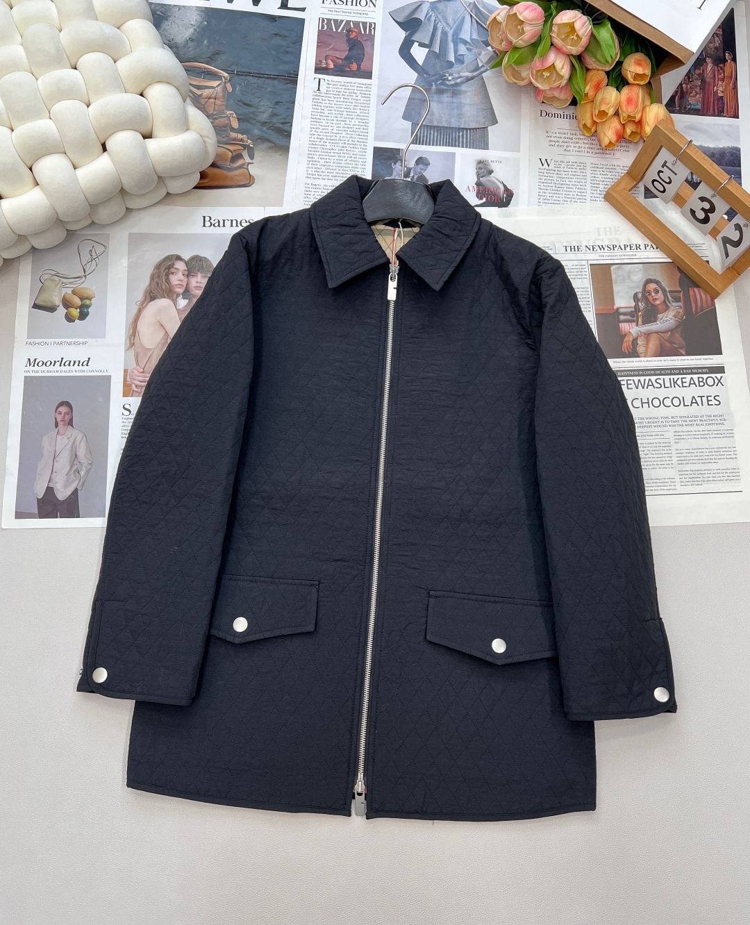 NO:478085,Burberry 25 autumn and winter counters are synchronized with a new model - diamond quilted cotton jacket, exclusively developed by yb, carefully crafted from the high-end version. Every detail is strictly followed by the original version, from the selection of fabrics to the stitching process, all of which are perfect. The jacket adopts a classic diamond quilted design, simple but not without losing its atmosphere. The diamond patterns are arranged in an orderly manner, not only visually layered, but also show Burberry's usual elegance and exquisiteness. A fashionable weapon that looks slim and versatile, not picks on the figure, can achieve an excellent slimming effect on the upper body. The neat style can modify the body while creating a casual and free temperament. The texture can clearly see its full details from the pictures!  The metal zipper is full of texture, and the opening and closing is smooth and smooth; the symmetrical pocket design is not only practical, but also adds a bit of neatness. The metal button embellishment on the pocket is even more exquisite. The lining uses classic Burbe*ry checked elements, which are exposed inadvertently, highlighting the unique charm of the brand, and the high-end feeling is emitted from the inside out. The three standards are complete, and large-scale size sml is printed, burberry, burberry, jackets & coats, alexander wang19860909Burberry 25秋冬专柜同步新款——菱形绗缝棉服外套,独家 yb 开发,由高版精心打造.每一处细节,都严格跟足原版,从面料的挑选到缝线的工艺,无一不精益求精 .外套采用经典的菱形绗缝设计,简约而不失大气.菱形的纹路有序排列,不仅在视觉上极具层次感,更展现巴宝莉一贯优雅与精致.显瘦百搭,不挑身材的时尚利器,上身都能起到绝佳的显瘦效果.利落的版型,修饰身形的同时,还能营造出一种随性洒脱的气质 .  质感从图片中就能清晰看到它满满的细节！金属拉链质感十足,开合顺滑流畅；对称的口袋设计,不仅实用,还增添了几分利落感,口袋上的金属纽扣点缀,更是精致感拉满 .内衬采用经典的 Burbe*ry 格纹元素,不经意间露出,彰显品牌独特魅力,高级感从内而外散发.三标齐全,大货出 尺码sml 编,,burberry,burberry,jackets & coats,alexander wang,Women's clothing