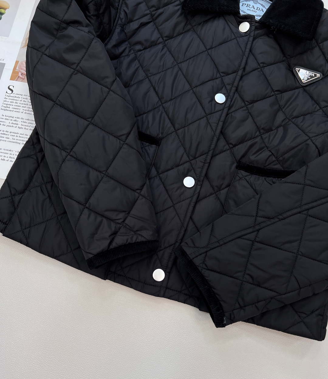 🆕PRADA经典方领棱格薄款短款棉服外套，方领搭配棱格设计，简约中透着大气 。菱形格纹整齐有序地排列，不