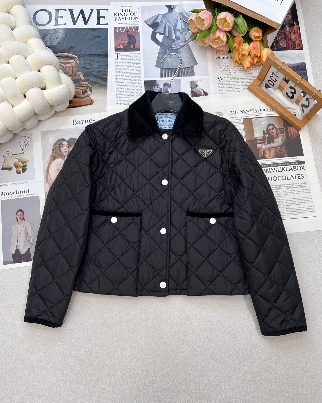 NO:478096,PRADA classic square collar thin short cotton jacket, square collar and lattice design, simple and atmospheric. The diamond plaid is arranged neatly and orderly, not only a tribute to the classic, but also a display of fashion taste. No matter how the trend changes, such a design is always at the forefront of fashion, classic and durable, and will never go out of date no matter how you wear it. The moment you are on the upper body, you will be conquered by its charm!  This cotton jacket perfectly balances the cool and light feeling, saying goodbye to the bloated autumn and winter. The neat short style is cleverly extended, and the small one can easily control it, instantly having a long legs. It can be perfectly adapted, and the practicality is perfect. The control of details has always been strict, and this cotton jacket is no exception. The brown trim on the neckline, cuffs and edges of the pocket form a sharp contrast with the dark blue body, adding a sense of layering and exquisiteness. The metal buttons have excellent texture and smooth opening and closing. Every button seems to be telling the extraordinary quality. What is more worth mentioning is that the cutting process of the counterpart is time-consuming and labor-intensive, but the lines of the whole dress are smoother and the visual effect is more perfect, demonstrating Prada's ingenuity. In terms of warmth, it is also a good player!  High-quality filling material can effectively block cold air, and the two colors are complete and three standards!  Size smlXL code, prada, prada, jackets & coats, alexander wang19860909PRADA经典方领棱格薄款短款棉服外套,方领搭配棱格设计,简约中透着大气 .菱形格纹整齐有序地排列,不仅是对经典的致敬,更是时尚品味的彰显.无论潮流如何更迭,这样的设计永远站在时尚的前沿,经典耐看,怎么穿都不会过时,上身的瞬间,你就会被它的魅力征服！这款棉服完美平衡了酷帅感与轻盈感,告别秋冬的臃肿 .利落的短款版型,巧妙地拉长身材比例,小个子也能轻松驾驭,瞬间拥有大长腿既视感.它都能完美适配,实穿性简直满分. 细节的把控向来严苛,这款棉服也不例外.领口、袖口以及口袋边缘的棕色饰边,与深蓝色主体形成鲜明对比,增添了层次感与精致感 .金属纽扣质感上乘,开合顺滑,每一次扣合都仿佛在诉说着品质的不凡.更值得一提的是,对位对格的裁剪工艺,耗时耗力,却让整件衣服的线条更加流畅,视觉效果更加完美,彰显出普拉达的匠心独运.在保暖方面,它也是一把好手！优质的填充材质,能有效阻挡冷空气,两色出三标齐全！ 尺码smlXL 编码,,prada,prada,jackets & coats,alexander wang,Women's clothing