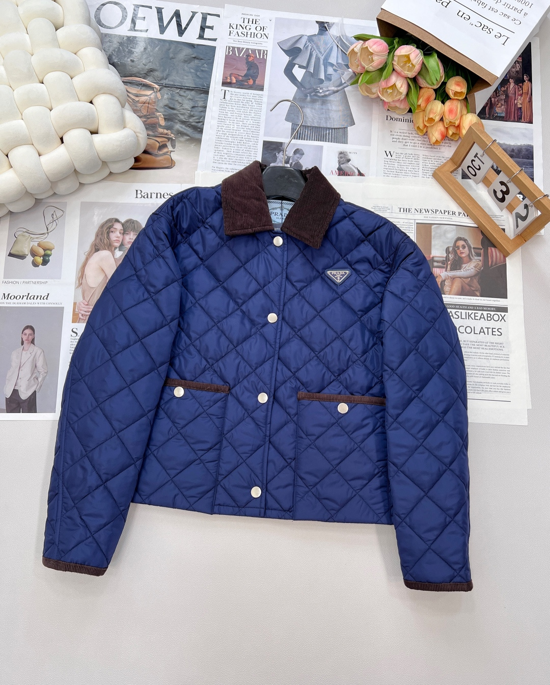 NO:478113,PRADA classic square collar thin short cotton jacket, square collar and lattice design, simple and atmospheric. The diamond plaid is arranged neatly and orderly, not only a tribute to the classic, but also a display of fashion taste. No matter how the trend changes, such a design is always at the forefront of fashion, classic and durable, and will never go out of date no matter how you wear it. The moment you are on the upper body, you will be conquered by its charm!  This cotton jacket perfectly balances the cool and light feeling, saying goodbye to the bloated autumn and winter. The neat short style is cleverly extended, and the small one can easily control it, instantly having a long legs. It can be perfectly adapted, and the practicality is perfect. The control of details has always been strict, and this cotton jacket is no exception. The brown trim on the neckline, cuffs and edges of the pocket form a sharp contrast with the dark blue body, adding a sense of layering and exquisiteness. The metal buttons have excellent texture and smooth opening and closing. Every button seems to be telling the extraordinary quality. What is more worth mentioning is that the cutting process of the counterpart is time-consuming and labor-intensive, but the lines of the whole dress are smoother and the visual effect is more perfect, demonstrating Prada's ingenuity. In terms of warmth, it is also a good player!  High-quality filling material can effectively block cold air, and the two colors are complete and three standards!  Size smlXL code, prada, prada, jackets & coats, alexander wang19860909PRADA经典方领棱格薄款短款棉服外套,方领搭配棱格设计,简约中透着大气 .菱形格纹整齐有序地排列,不仅是对经典的致敬,更是时尚品味的彰显.无论潮流如何更迭,这样的设计永远站在时尚的前沿,经典耐看,怎么穿都不会过时,上身的瞬间,你就会被它的魅力征服！这款棉服完美平衡了酷帅感与轻盈感,告别秋冬的臃肿 .利落的短款版型,巧妙地拉长身材比例,小个子也能轻松驾驭,瞬间拥有大长腿既视感.它都能完美适配,实穿性简直满分. 细节的把控向来严苛,这款棉服也不例外.领口、袖口以及口袋边缘的棕色饰边,与深蓝色主体形成鲜明对比,增添了层次感与精致感 .金属纽扣质感上乘,开合顺滑,每一次扣合都仿佛在诉说着品质的不凡.更值得一提的是,对位对格的裁剪工艺,耗时耗力,却让整件衣服的线条更加流畅,视觉效果更加完美,彰显出普拉达的匠心独运.在保暖方面,它也是一把好手！优质的填充材质,能有效阻挡冷空气,两色出三标齐全！ 尺码smlXL 编码,,prada,prada,jackets & coats,alexander wang,Women's clothing