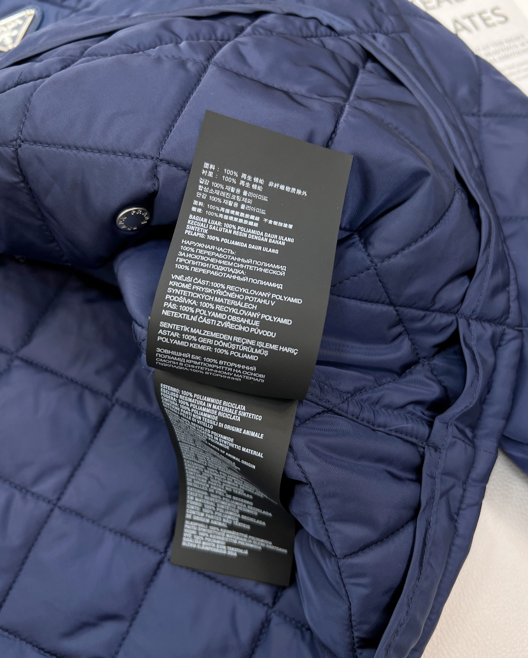 🆕PRADA经典方领棱格薄款短款棉服外套，方领搭配棱格设计，简约中透着大气 。菱形格纹整齐有序地排列，不