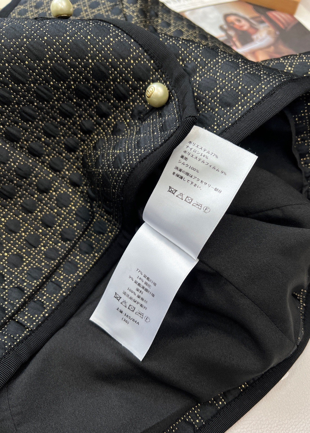 🆕DIOR25SS秋冬最新款黑金蝴蝶戴妃藤格纹绗缝技术面外套,外套延续了迪奥标志性的藤格纹元素，精致细密