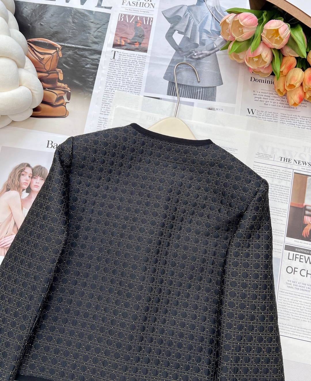 🆕DIOR25SS秋冬最新款黑金蝴蝶戴妃藤格纹绗缝技术面外套,外套延续了迪奥标志性的藤格纹元素，精致细密