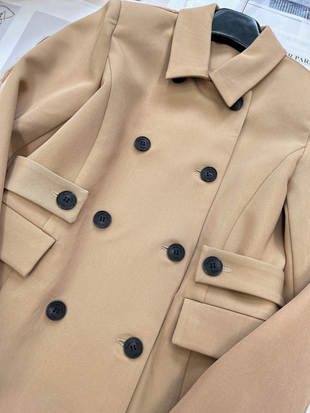 🆕DIOR早秋新款双排扣外套定制YB进口风衣材质 挺括有型 质感高级 翻领中长外套 ，双排扣设计整齐排列
