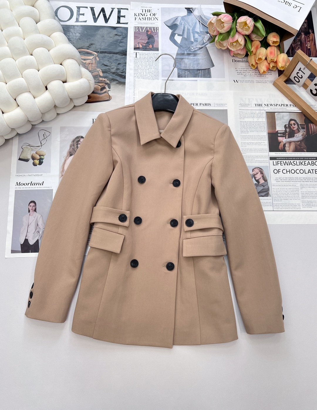 NO:478057,DIOR early autumn new double-breasted jacket custom YB imported windbreaker material is crisp and stylish, with high-quality texture. Lapel medium-length jacket. The double-breasted jacket is neatly arranged, which not only gives the jacket a solemn and elegant temperament, but also highlights Dior's persistence in classics in the details. The customized letter logo buckle has a high texture, and each one has been carefully polished. The belt is integrated into the outline of the graceful figure. The double-sided pocket decoration illuminates the simple design to create an elegant outline. The temperament is charming and British elegance. The wear is worry-free. Customized surface accessories. The correct version is complete with three standards and two colors. Size sml. Combined, dior, dior, jackets & coats, alexander wang.19860909DIOR早秋新款双排扣外套定制YB进口风衣材质 挺括有型 质感高级 翻领中长外套 ,双排扣设计整齐排列,不仅赋予了外套庄重与优雅的气质,更在细节处彰显着迪奥对经典的执着 .定制的字母 logo 扣,质感上乘,每一颗都经过精心打磨.腰带融入勾勒曼妙身形 双侧口袋装饰点亮造型简约设计,打造优雅的轮廓 气质魅力英伦优雅 穿搭无忧 定制面辅料 认准版本 三标齐全,两色出 尺码sml 编,,dior,dior,jackets & coats,alexander wang,Women's clothing