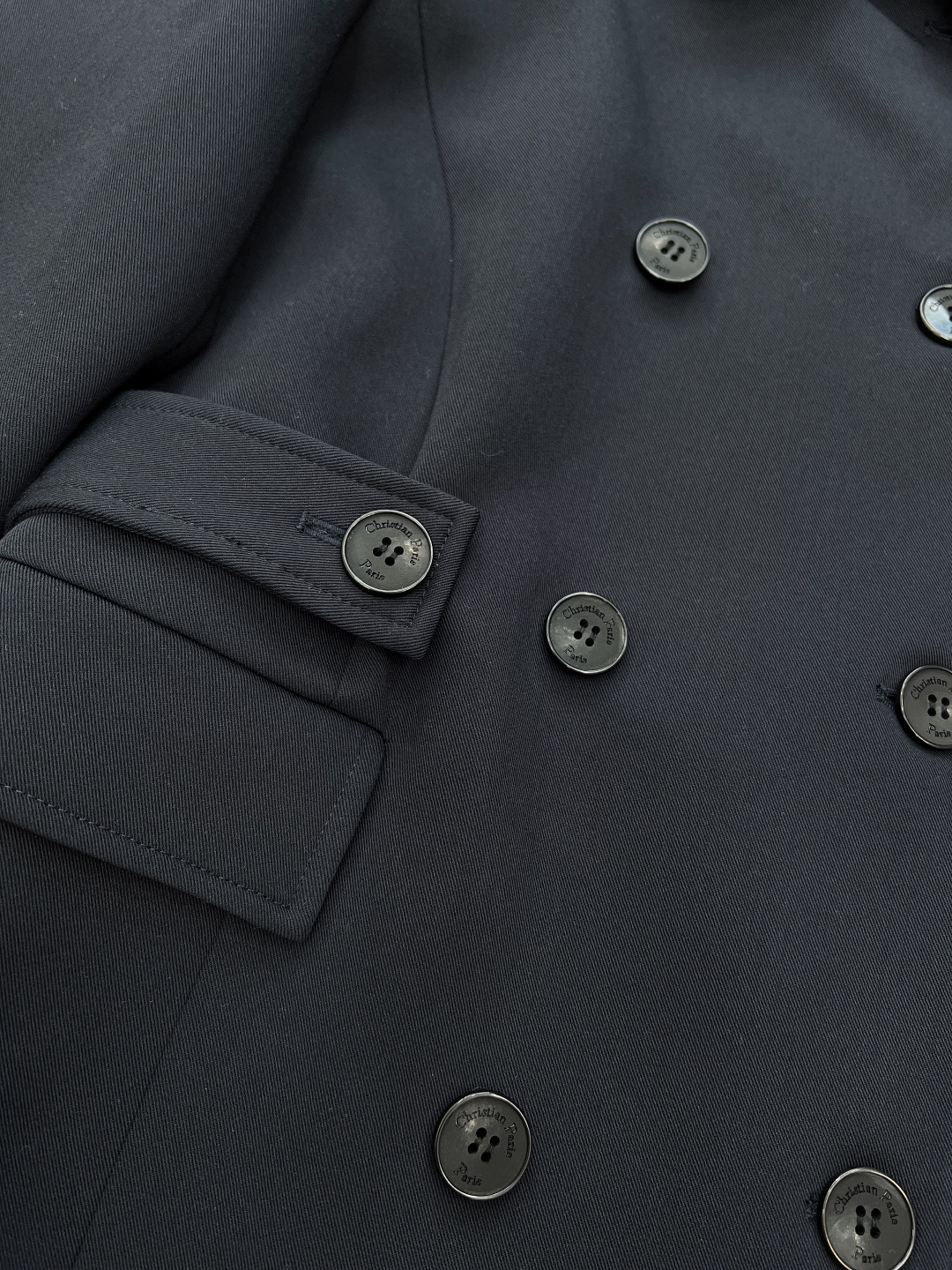 🆕DIOR早秋新款双排扣外套定制YB进口风衣材质 挺括有型 质感高级 翻领中长外套 ，双排扣设计整齐排列